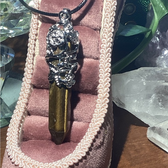 Unisex Tiger’s Eye Pointer Pendant Necklace - Picture 7 of 16